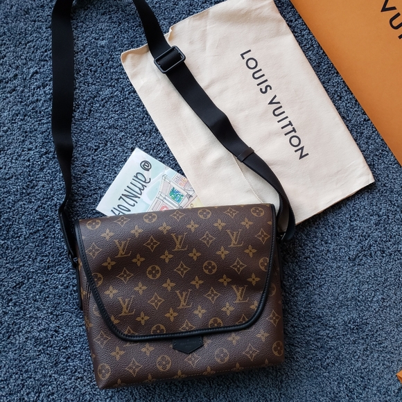 Louis Vuitton Monogram Magnetic Messenger - Picture 3 of 15